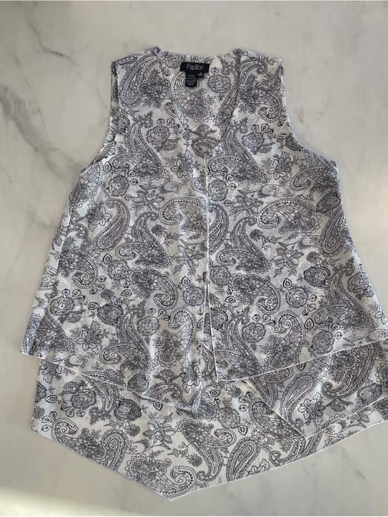 Papillon Blanc Tops - Papillon Blanc White and Gray Paisley Sleeveless Button-Front Top